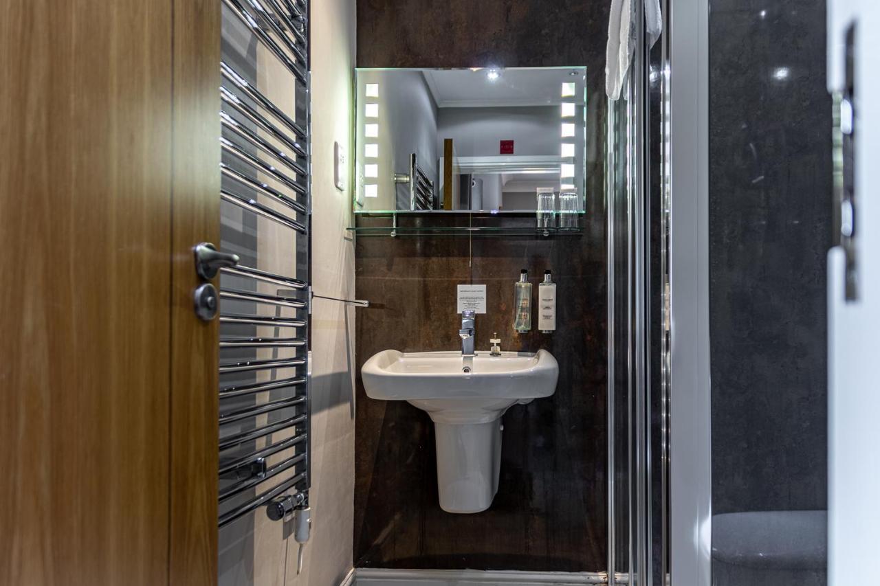 Crossways Otel Wells Dış mekan fotoğraf A wet room