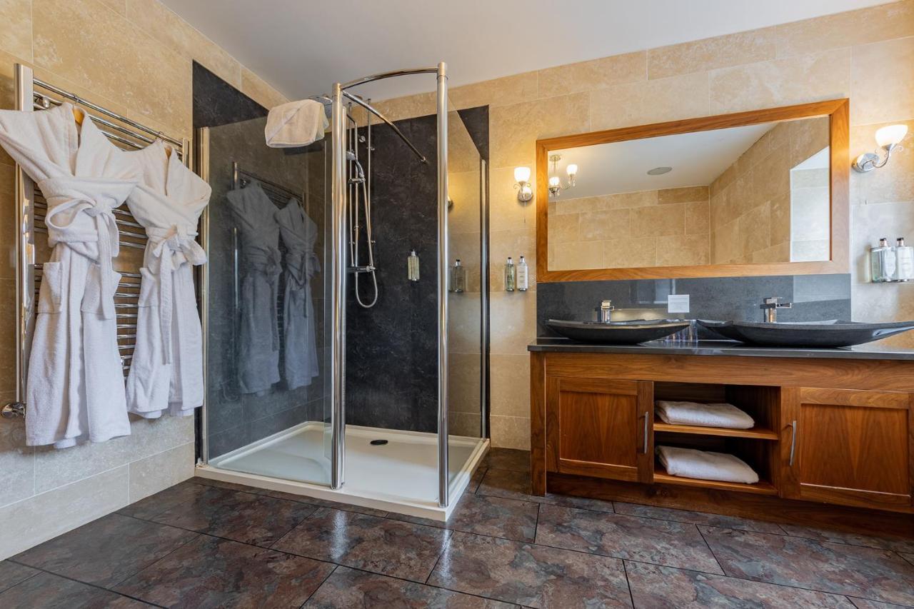 Crossways Otel Wells Dış mekan fotoğraf A shower enclosure