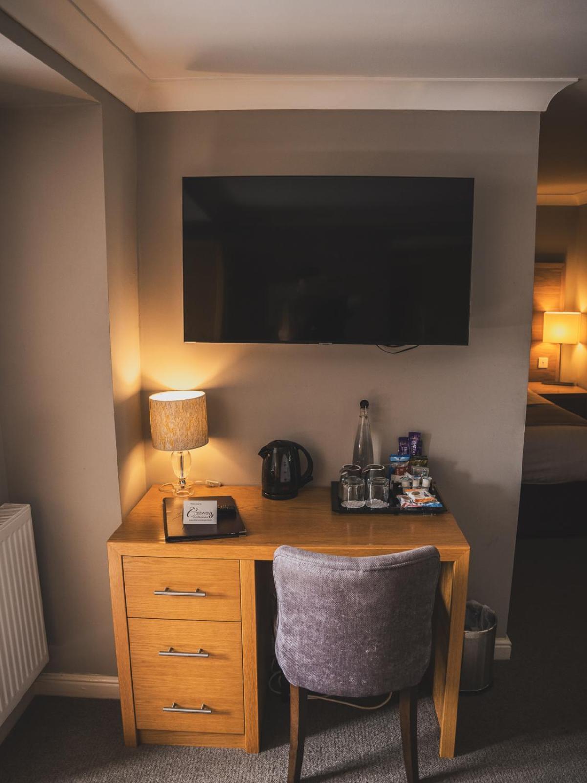 Crossways Otel Wells Dış mekan fotoğraf A television in a hotel room