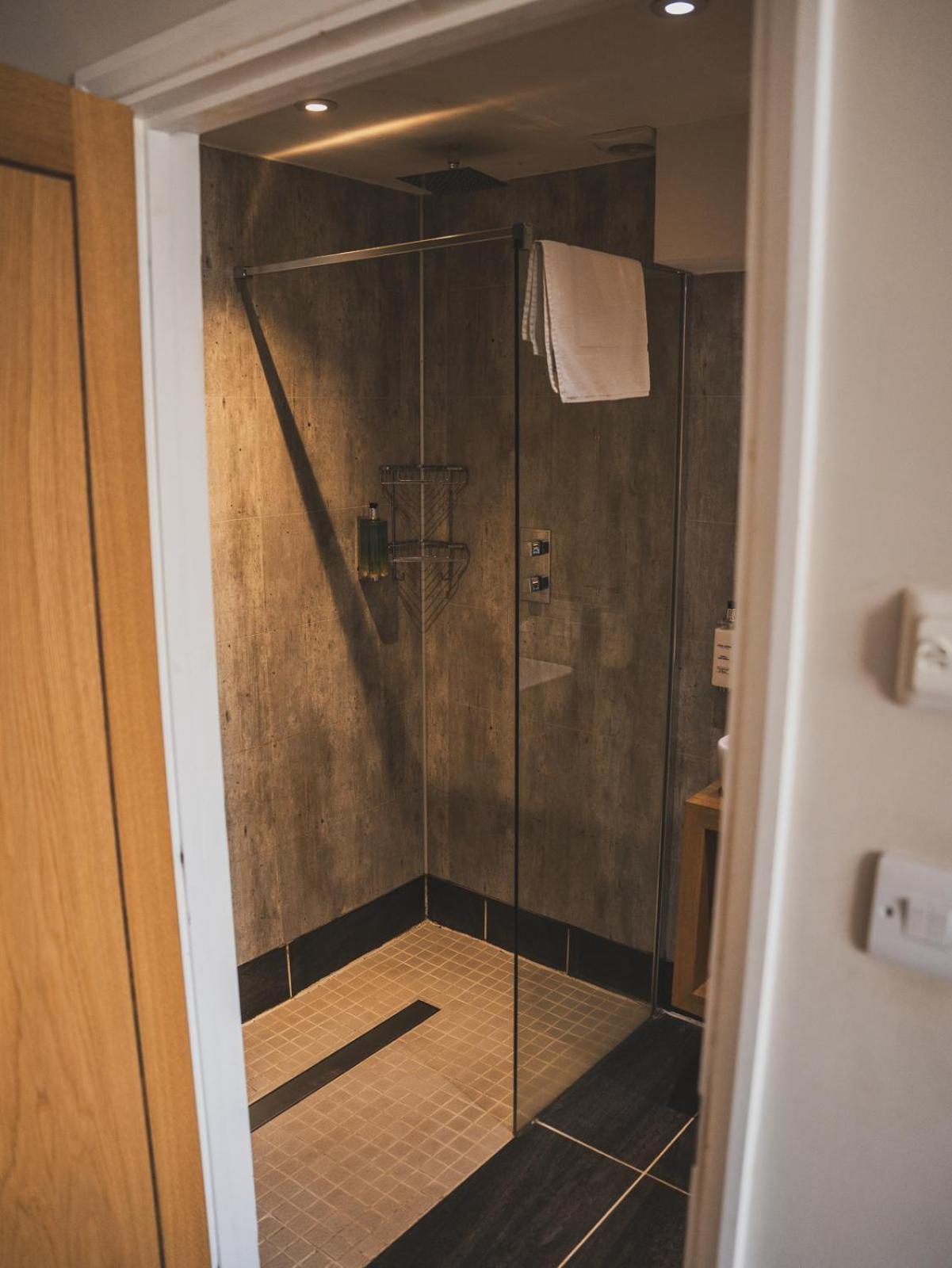 Crossways Otel Wells Dış mekan fotoğraf A shower cubicle