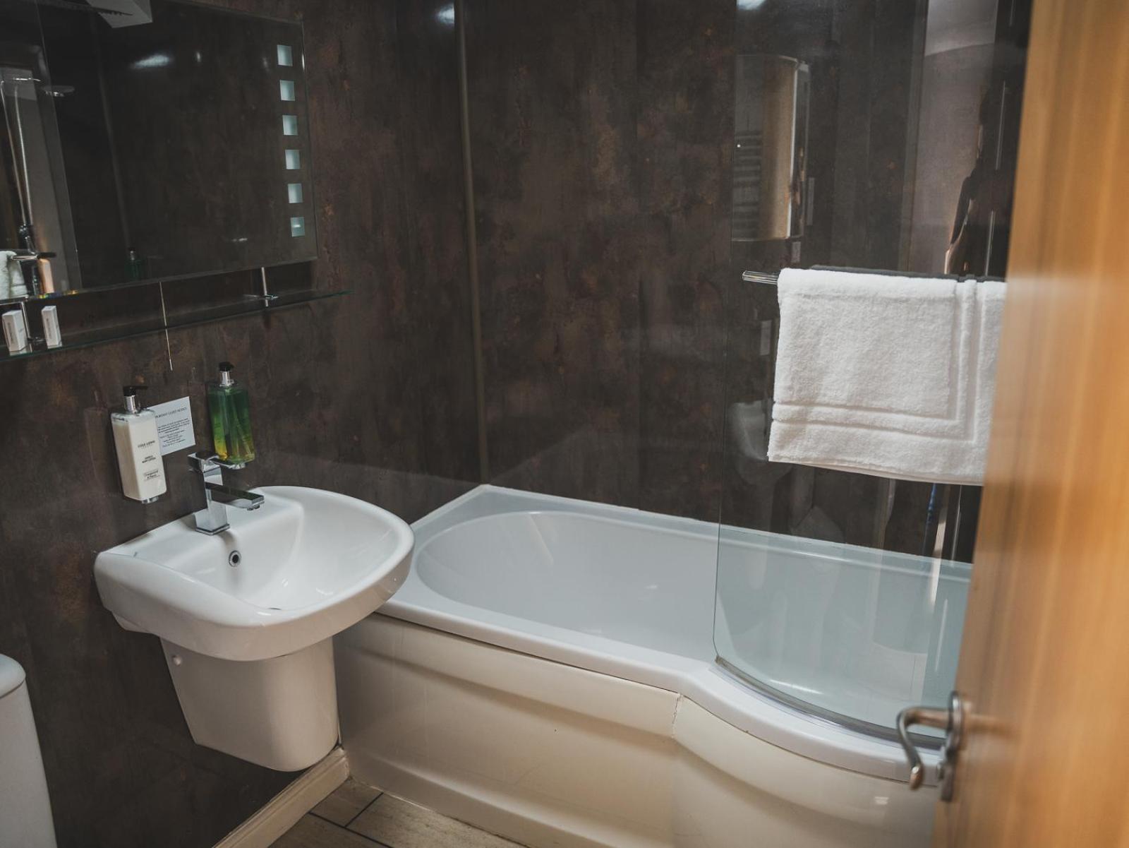 Crossways Otel Wells Dış mekan fotoğraf Bathroom in a hotel