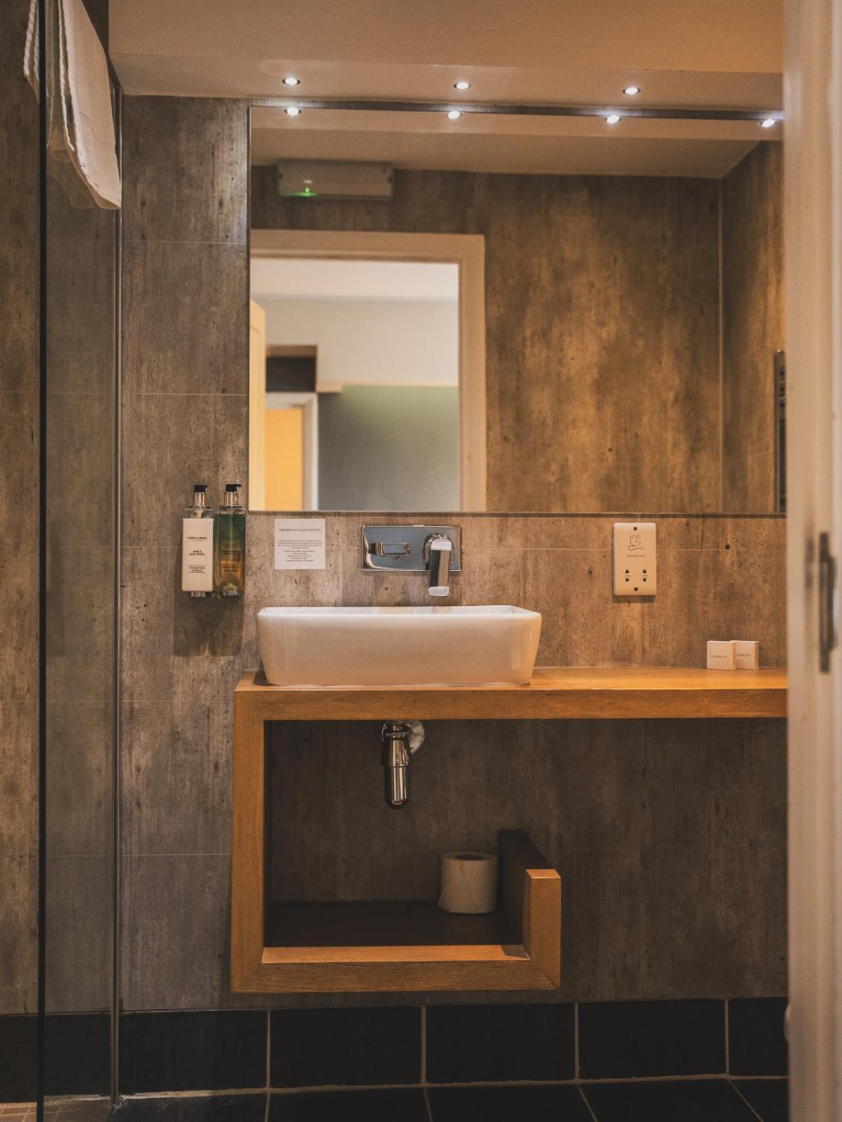 Crossways Otel Wells Dış mekan fotoğraf Bathroom