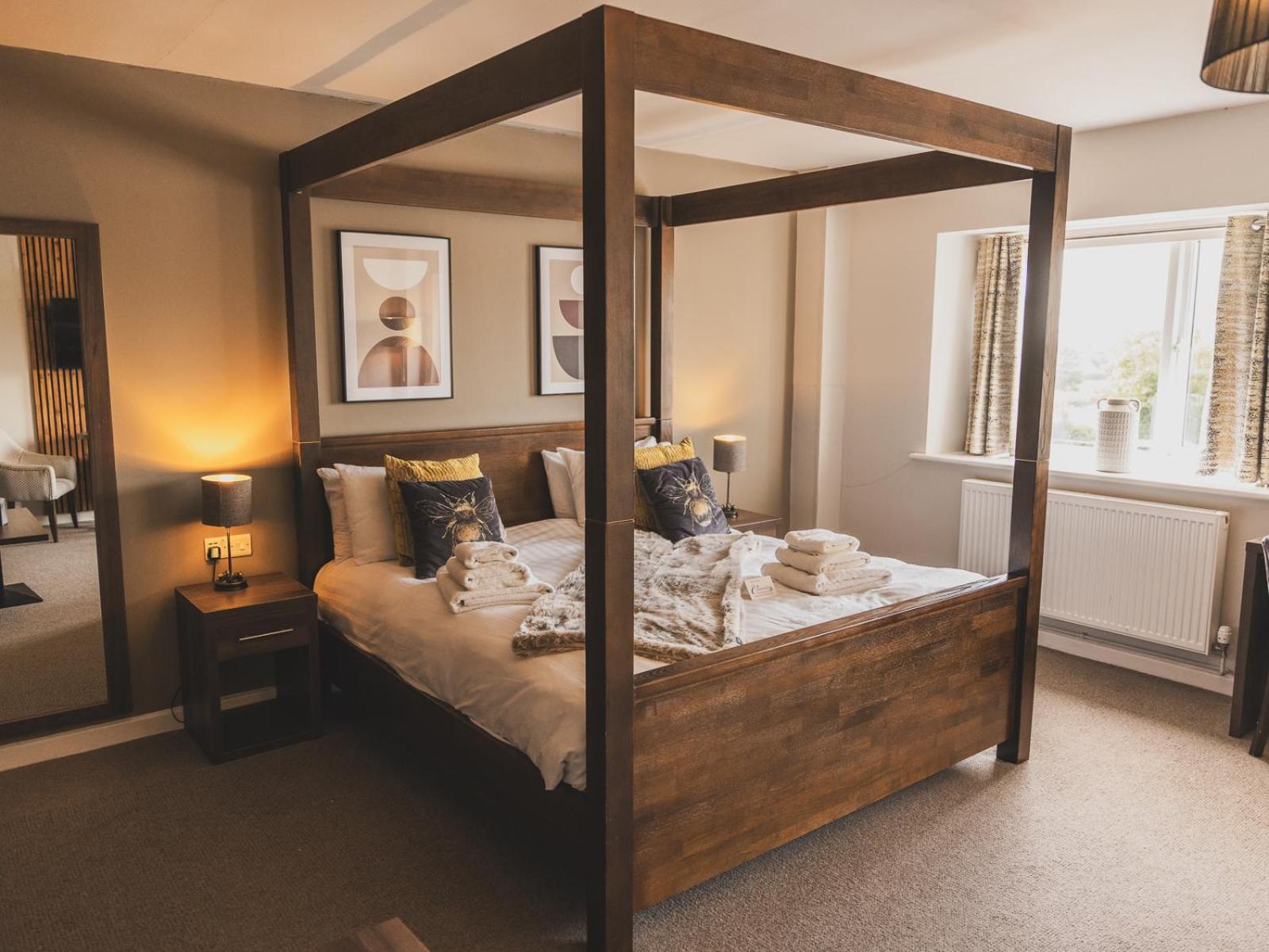 Crossways Otel Wells Dış mekan fotoğraf A four-poster bed