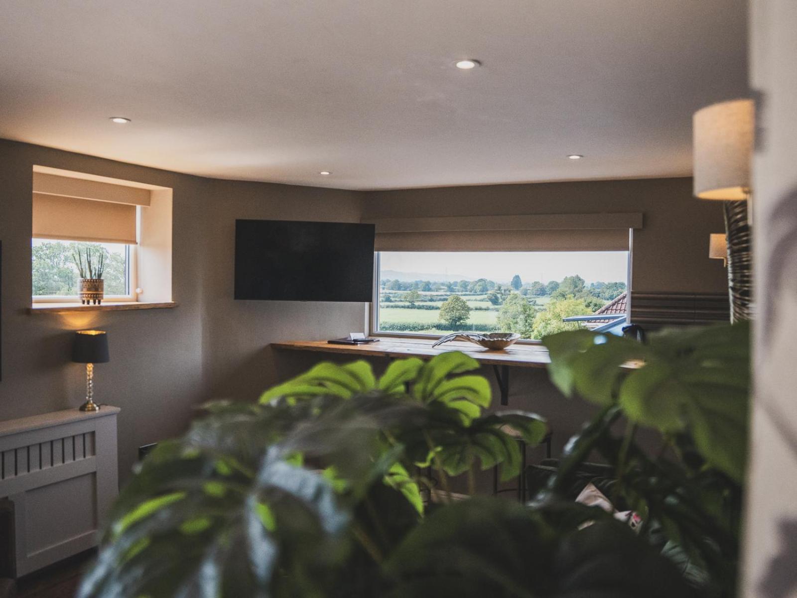 Crossways Otel Wells Oda fotoğraf The interior of the control tower at Cotswold Airport