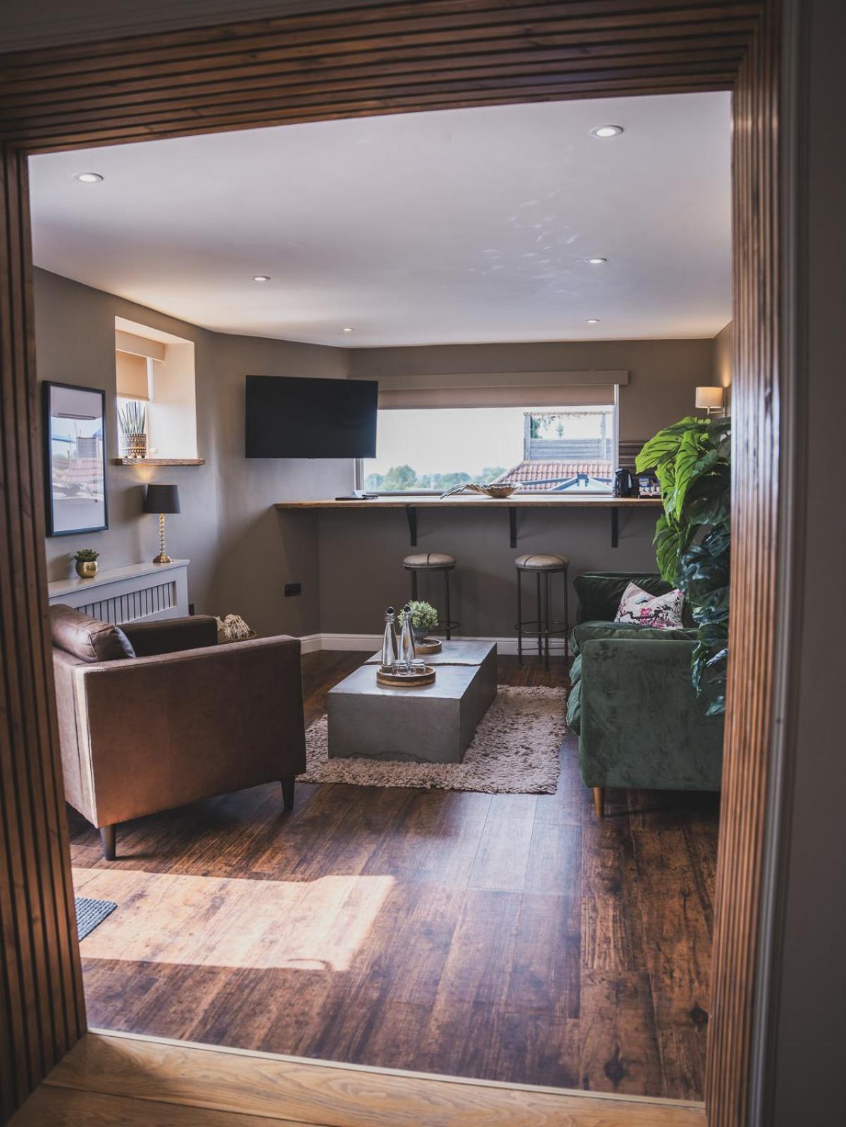 Crossways Otel Wells Oda fotoğraf The interior of the 1960s building